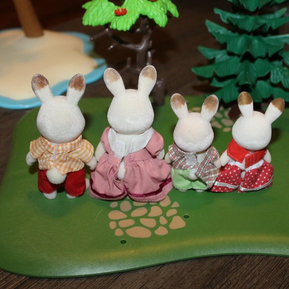 CALICO CRITTERS SYLVANIAN FAMILIES HOPSCOTCH RABBIT FAMILY DRESSED - Picture 3 of 5